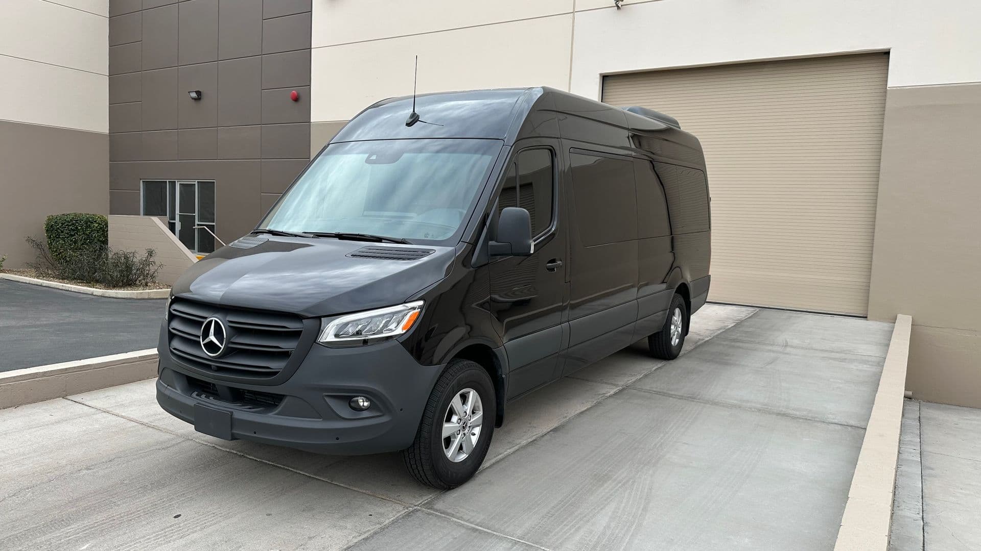 Mercedes Sprinter (15-Pass) photo 2