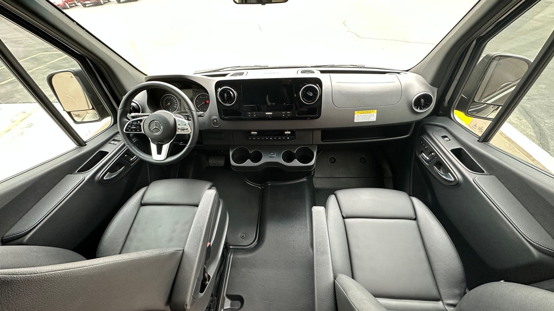 Mercedes Sprinter (15-Pass) photo 3