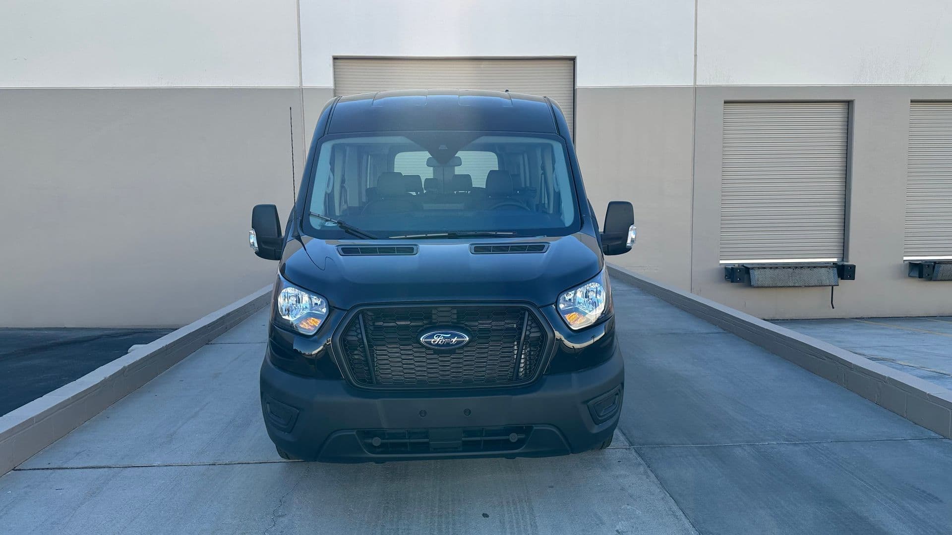 Ford Transit (15-Pass) photo 2